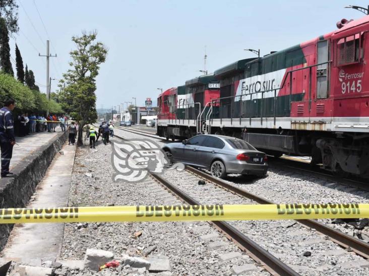 Conductor quiso ganarle el paso al tren y es arrastrado; pasó en Orizaba (+Video)