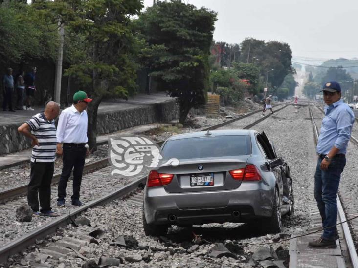 Conductor quiso ganarle el paso al tren y es arrastrado; pasó en Orizaba (+Video)