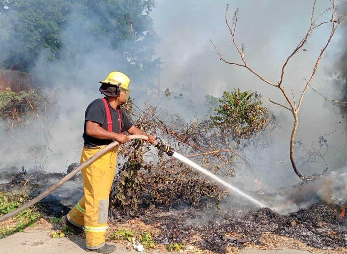 Contrarresta Protección Civil de Minatitlán incendio en la colonia Rosalinda