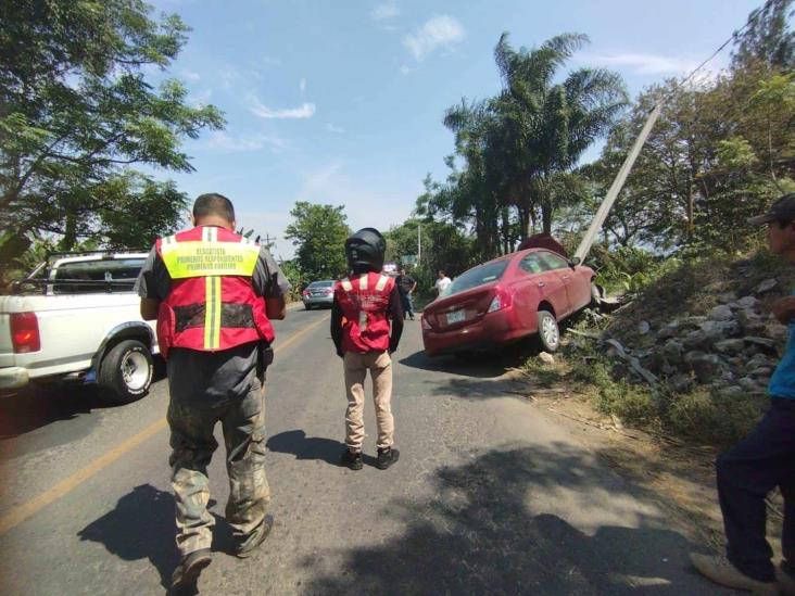 Auto choca y derriba poste de la CFE en la carretera Fortín-Huatusco