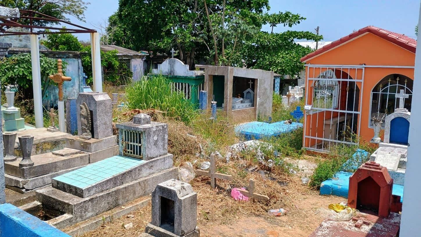 Familias dejan tumbas olvidadas en cementerio municipal de Agua Dulce | VIDEO