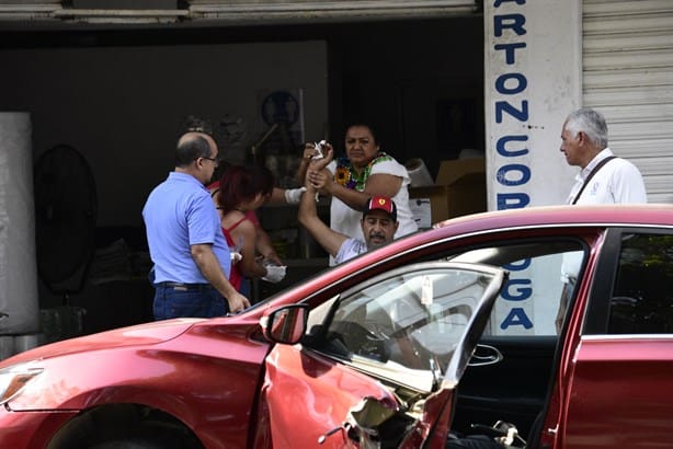 Camión le arranca la puerta a vehículo en Coatzacoalcos; conductor pierde un dedo l VIDEO