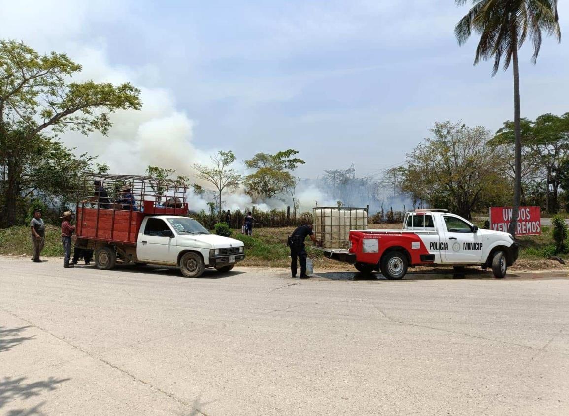 Combaten bomberos de Moloacán voraz incendio en el rancho El Guayacán