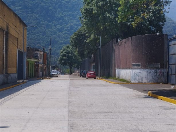 Abren a la fuerza calle recién pavimentada en Río Blanco