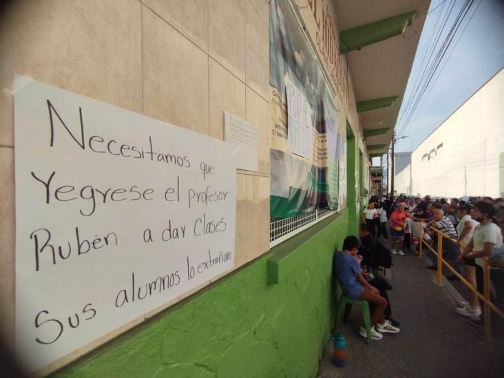 Toman escuela primaria en Orizaba en demanda de reinstalación de maestro