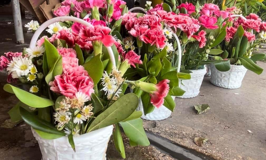 Vendedores de flores se preparan a contra reloj debido a altas temperaturas