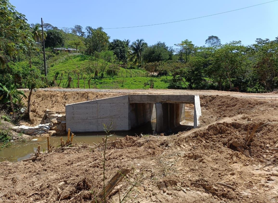Esperan conclusión de reconstrucción de tramo colapsado en Moloacán 
