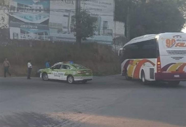 Se registra choque entre autobús AU y taxi en las Trancas 