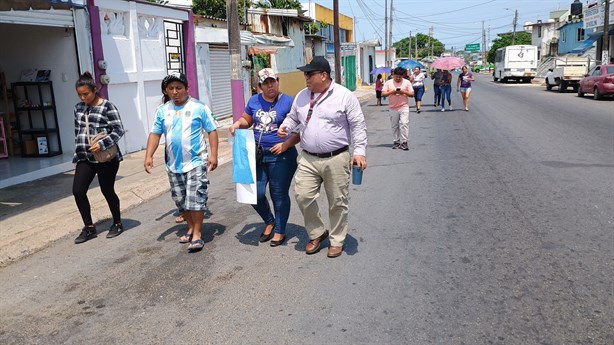 Por falta de luz en primaria, padres de familia bloquean calle en colonia Benito Juárez Sur