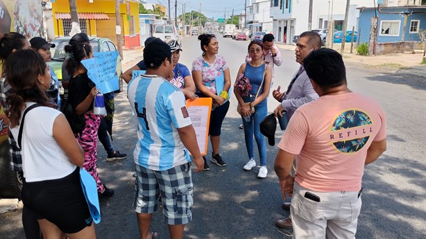 Por falta de luz en primaria, padres de familia bloquean avenida de Coatzacoalcos