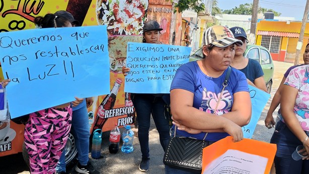 Por falta de luz en primaria, padres de familia bloquean avenida de Coatzacoalcos