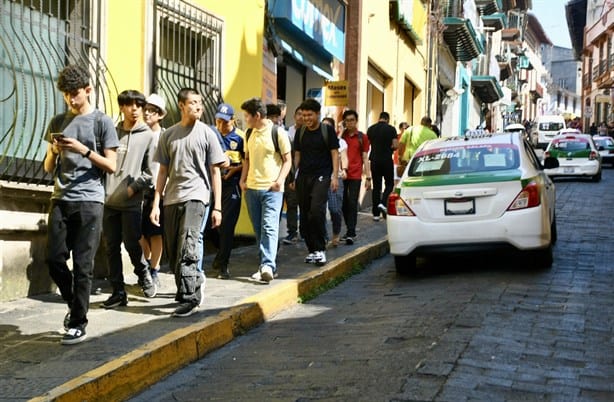 Derrame de cianuro causa caos en Prepa Juárez de Xalapa; evacúan de emergencia