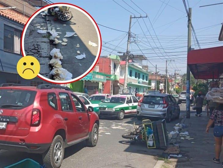 ¡Se le cayeron las tortillas!; moto repartidor choca contra taxi en Xalapa 