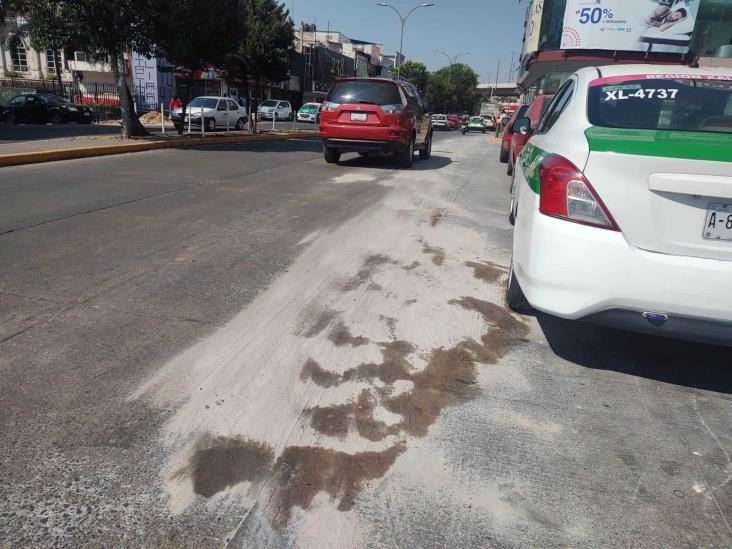Derrame de aceite en Chedraui Caram, en Xalapa, causa caos vial