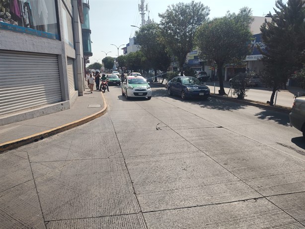 Derrame de aceite en Chedraui Caram, en Xalapa, causa caos vial