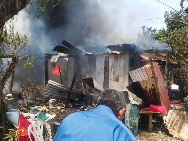 Incendio en vivienda de Tihuatlán; adulto mayor se salva de milagro