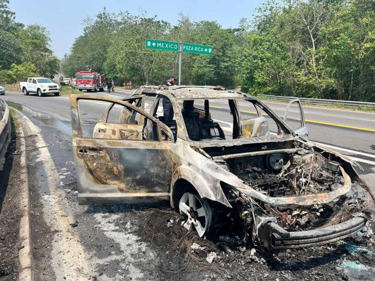 Se incendia vehículo en entronque de autopista México-Tuxpan