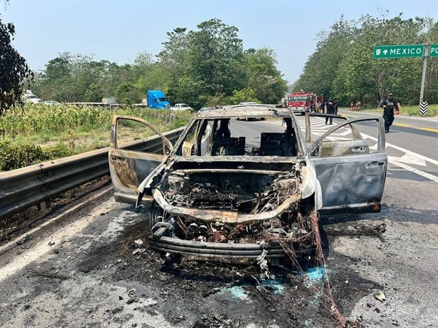 Se incendia vehículo en entronque de autopista México-Tuxpan