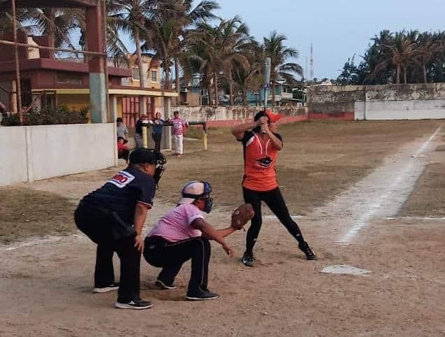Mujeres al bat en el softbol  Intercolonias