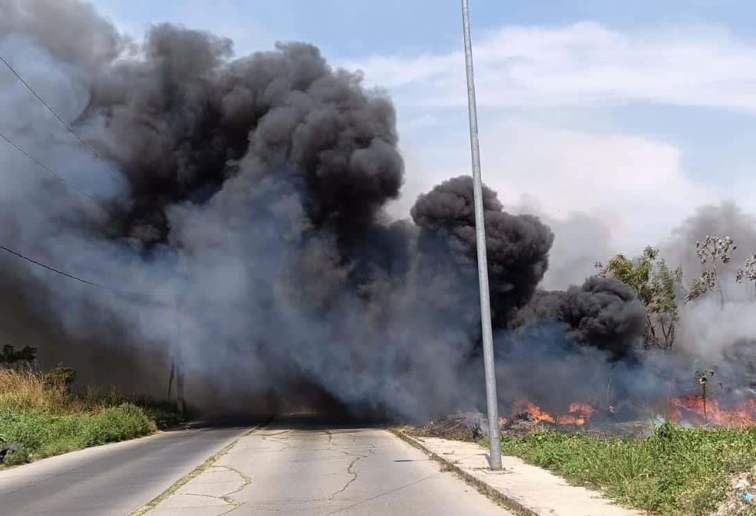 Este jueves se registró un fuerte incendio de pastizales y basura en Minatitlán