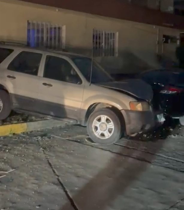 Auto choca contra poste de la CFE y deja sin luz a la colonia Cuauhtémoc, en Xalapa