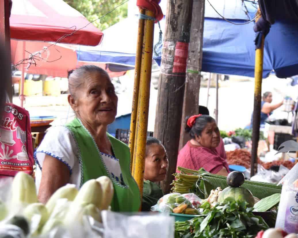 Trabajando, así pasaron su día, mujeres “canasteras” del mercado Vicente Obregón en Acayucan 