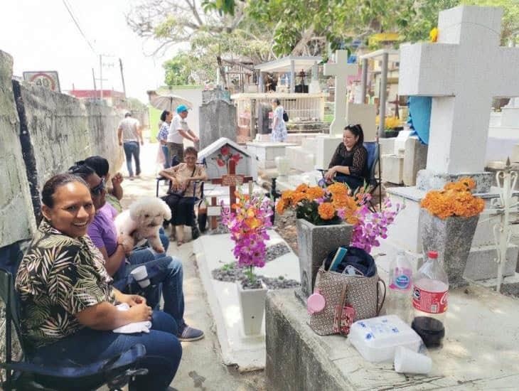 Celebraron nanchitecos Día de las madres en el cementerios de la ciudad