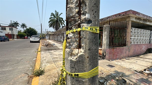 Se caen a pedazos; así lucen los postes de luz en Poza Rica