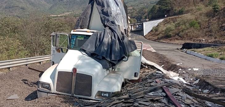 Camión torton se impacta en rampa de frenado en la autopista Puebla-Orizaba