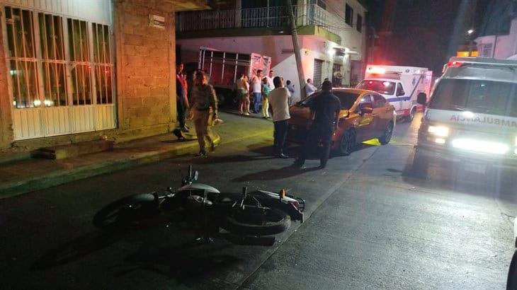 Se registra choque entre motociclista y auto en la colonia Unión de Xalapa 