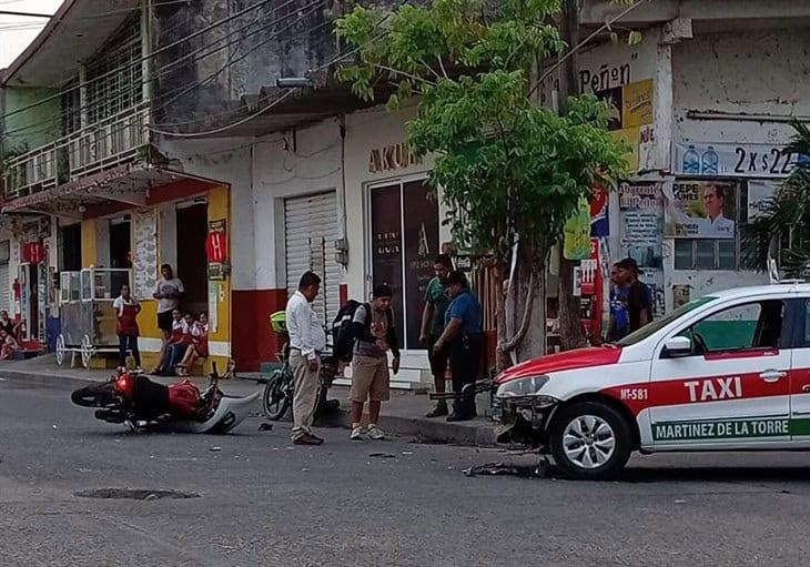 Accidente entre taxi y motocicleta deja un lesionado en Martínez