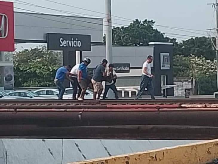 Ciudadanos de Cosoleacaque arriesgaron su vida para salvar a hombre que pretendía tirarse de un puente
