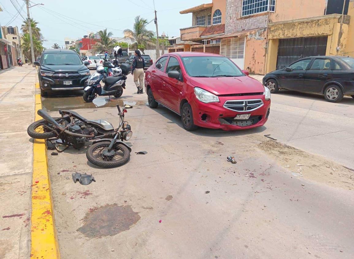 Motociclista herido en choque de Coatzacoalcos; responsable se dio a la fuga | VIDEO