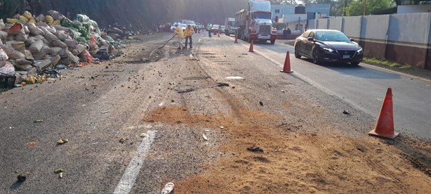 ¡Volcadura de tráiler desquicia la Puebla-Orizaba! Autopista permanece cerrada por horas