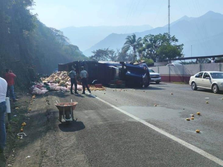 ¡Volcadura de tráiler desquicia la Puebla-Orizaba! Autopista permanece cerrada por horas