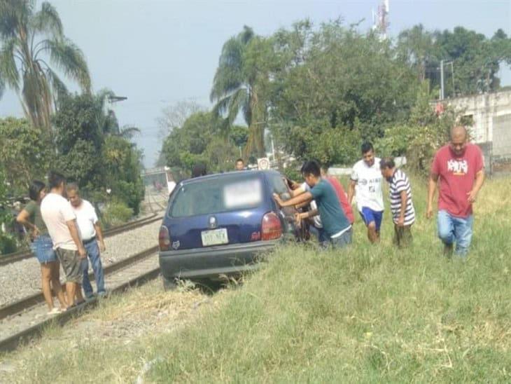 ¡Tremendo susto! auto es arrastrado por tren carguero en Fortín