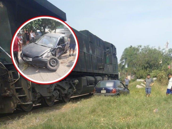 ¡Tremendo susto! auto es arrastrado por tren carguero en Fortín