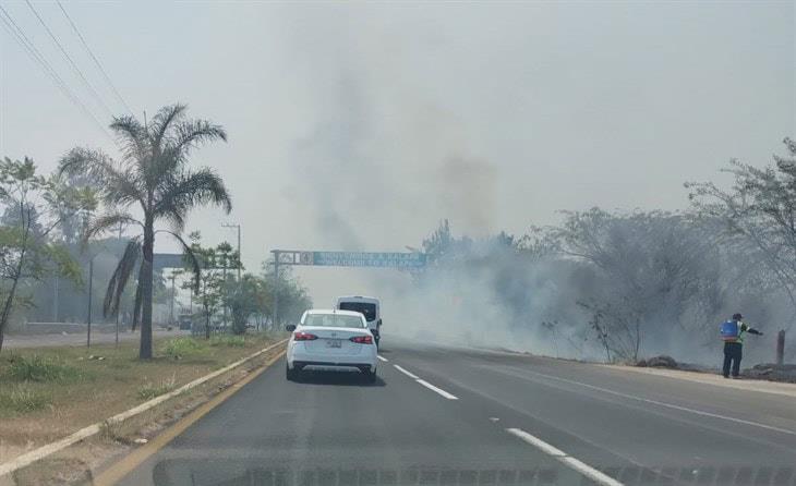 Se registra incendio de maleza en la carretera federal Xalapa-Veracruz