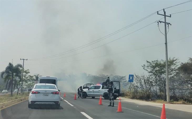 Se registra incendio de maleza en la carretera federal Xalapa-Veracruz