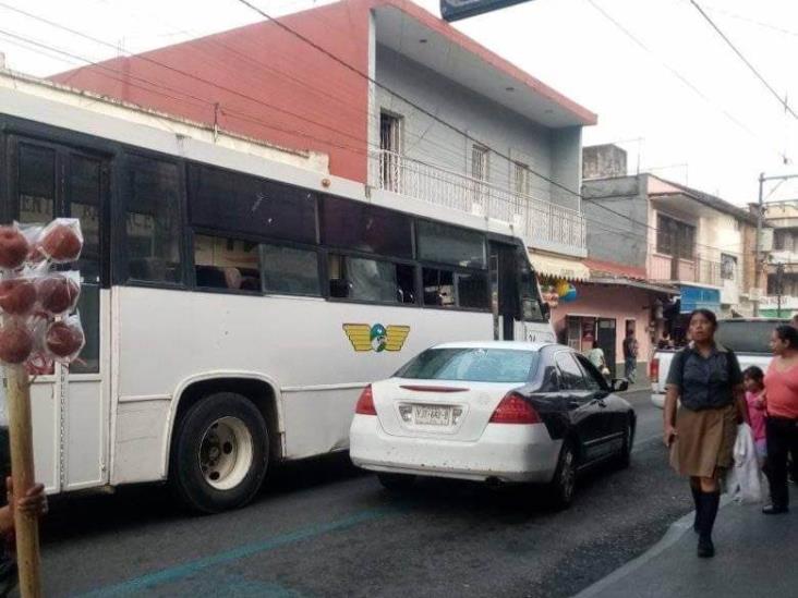 Choque entre vehículo y autobús de pasajeros deja un lesionado, en Orizaba