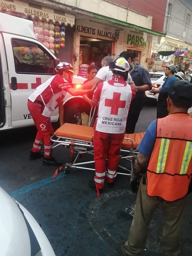 Choque entre vehículo y autobús de pasajeros deja un lesionado, en Orizaba
