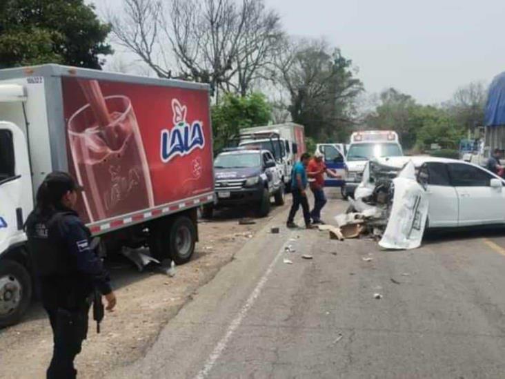 Fuerte choque en la carretera Amozoc-Nautla deja tres personas lesionadas