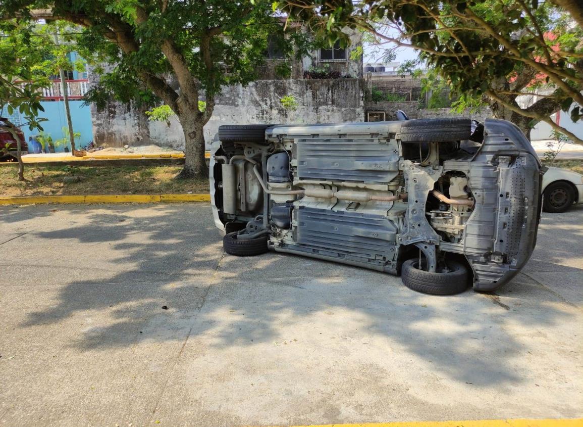 Camioneta termina volcada tras impactarse contra otro vehículo en el Centro de Coatzacoalcos