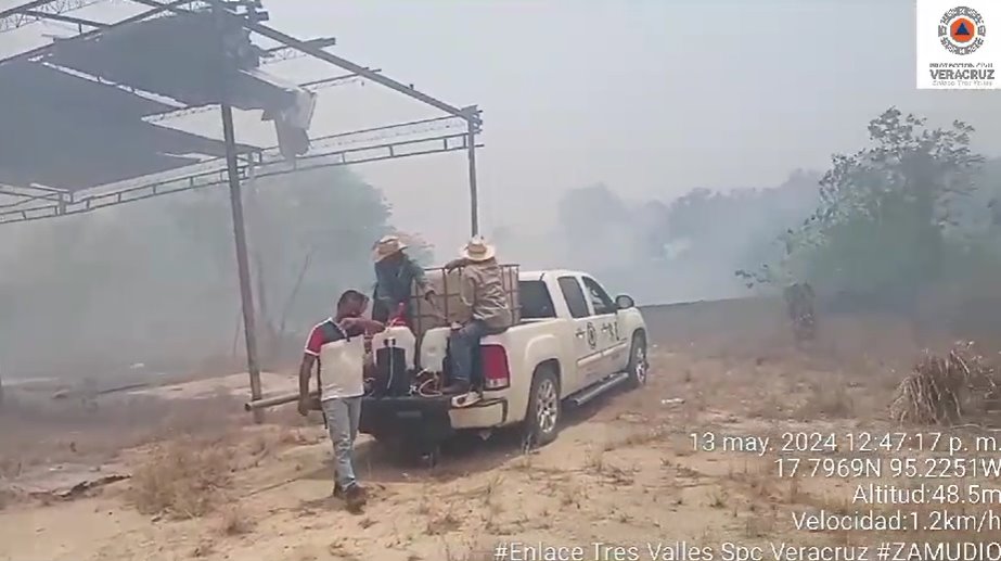 Con cinco camiones pipa combaten incendio en San Juan Evangelista