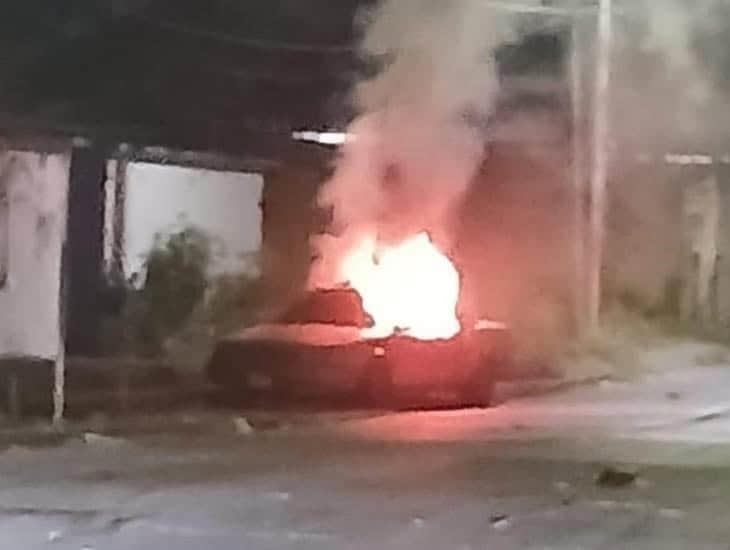 Arde en llamas vehículo en Minatitlán ¿fue provocado?