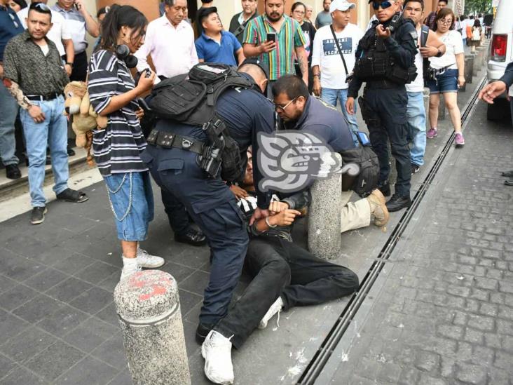 Justo frente a Palacio de Gobierno; detienen a violento sujeto en centro de Xalapa