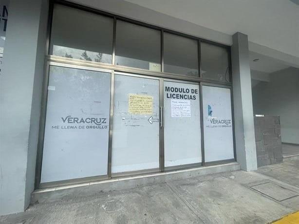 Grosera e impune empleada de módulo de licencias de Veracruz