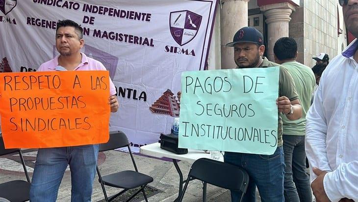 Toman instalaciones de la SEV en Poza Rica; docentes reclaman pagos pendientes