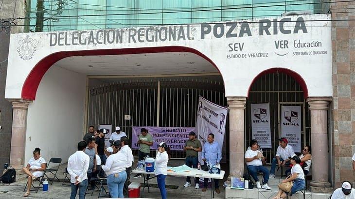 Toman instalaciones de la SEV en Poza Rica; docentes reclaman pagos pendientes