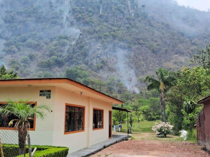 ¡Incendio forestal causa alarma en Río Blanco! Temen riesgo por ductos de Pemex